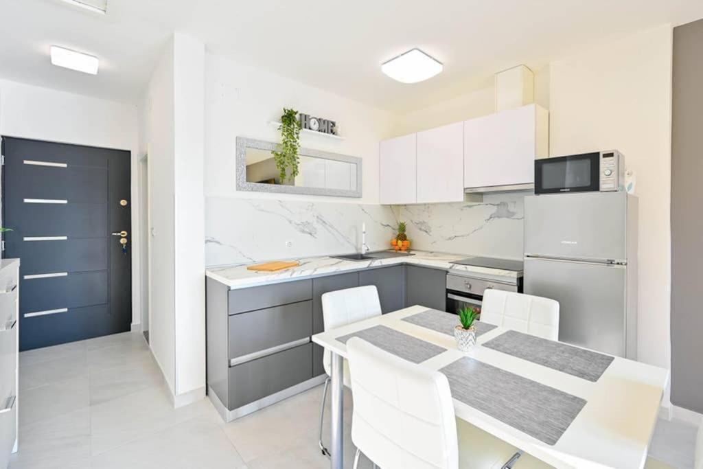 Apartment Noemi With A Direct Beach View 拉巴克 外观 照片